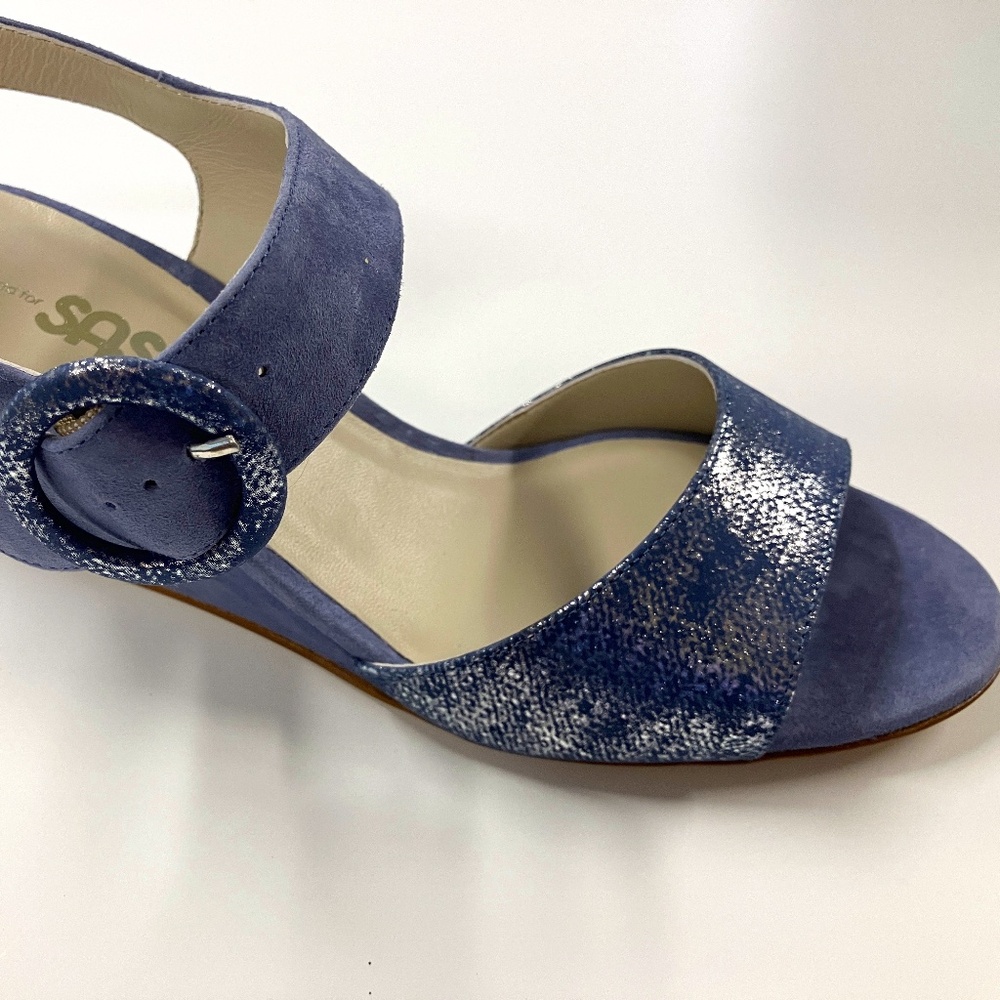 BN in Box 8 WIDE SAS "Carine" Suede 1/4 Wedge Strap Sandal Sky/Silver Blue